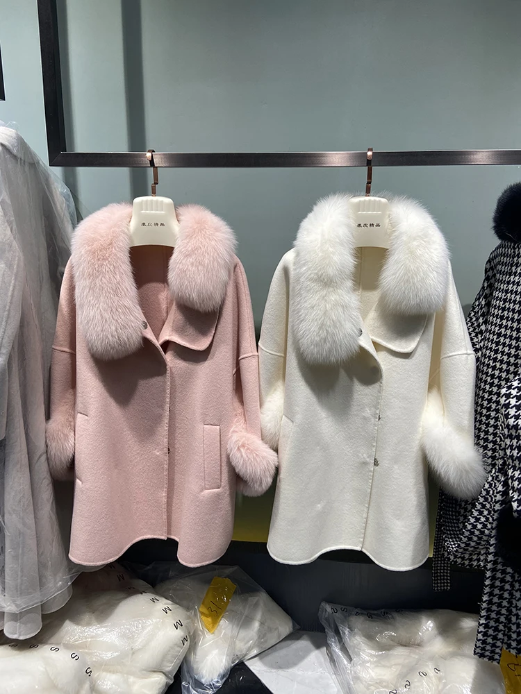 2021 Women Autumn Double Side Woolen Fox Fur Collar and Cuff Decoration Woolen Oversize Loose Girl's Woolen Coat
2021 Women Autumn Double Side Woolen Fox Fur Collar and Cuff Decoration Woolen Oversize Loose Girl's Woolen Coat