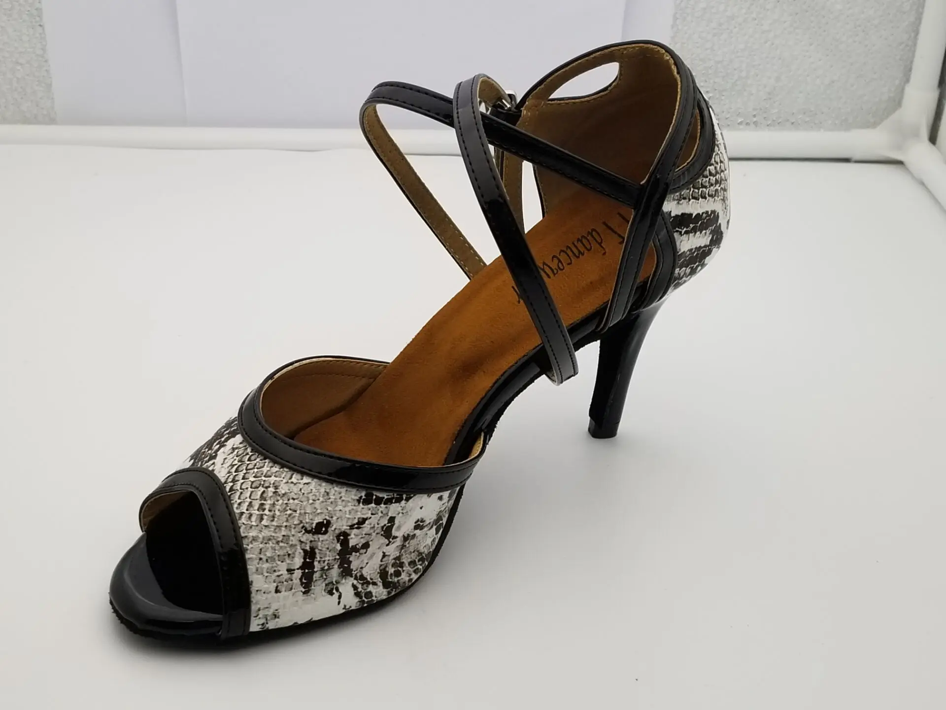 Туфли женские для бальных танцев с принтом под змеиную кожу
Туфли женские для бальных танцев с принтом под змеиную кожу