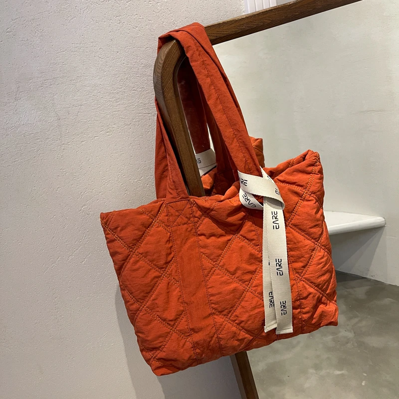 2021 Winter Brand Nylon Quilted Quilted Shopper Totes Luxury Big Designer Women Handbags Lady Soft Warm Shoulder satchels Bags
2021 Winter Brand Nylon Quilted Quilted Shopper Totes Luxury Big Designer Women Handbags Lady Soft Warm Shoulder satchels Bags