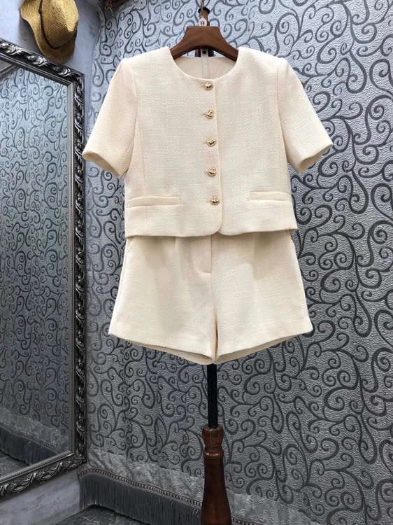 2021 new women fashion round neck small peach heart button short-sleeved top + shorts set 714
2021 new women fashion round neck small peach heart button short-sleeved top + shorts set 714