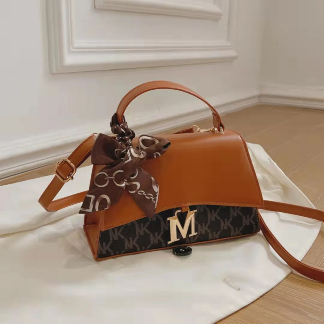 Fashion printed female bag 2021 new portable small square bag single shoulder diagonal bag
Fashion printed female bag 2021 new portable small square bag single shoulder diagonal bag