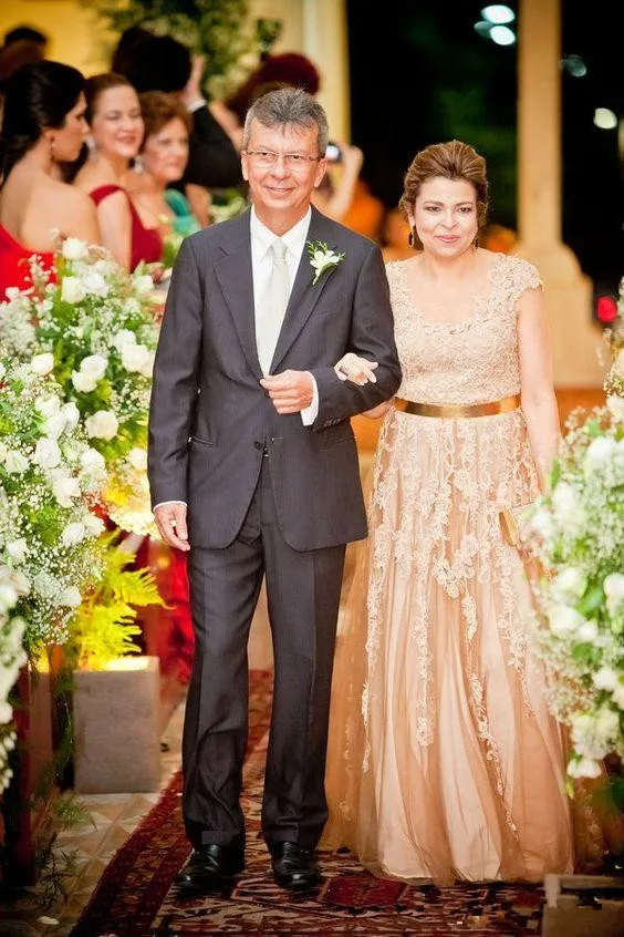 Scoop Neck Mother of the Bride Dresses with Sash Capped Sleeves robes de soirée Lace Applique A Line Tulle abiti da sera
Scoop Neck Mother of the Bride Dresses with Sash Capped Sleeves robes de soirée Lace Applique A Line Tulle abiti da sera