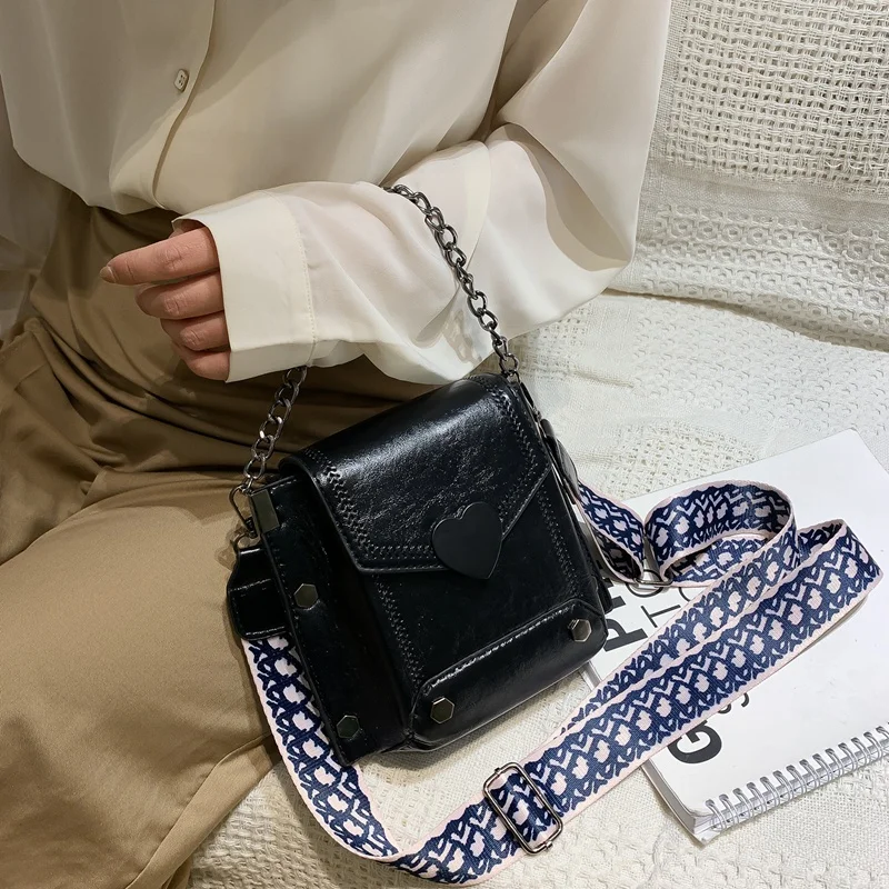 Retro Women's Handbag Fashion New Luxury Elegant PU Leather Broadband Chain Shoulder Messenger Bag
Retro Women's Handbag Fashion New Luxury Elegant PU Leather Broadband Chain Shoulder Messenger Bag