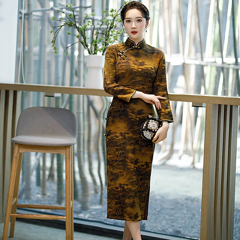 Женское атласное платье-Ципао с высоким разрезом и воротником-стойкой
Женское атласное платье-Ципао с высоким разрезом и воротником-стойкой