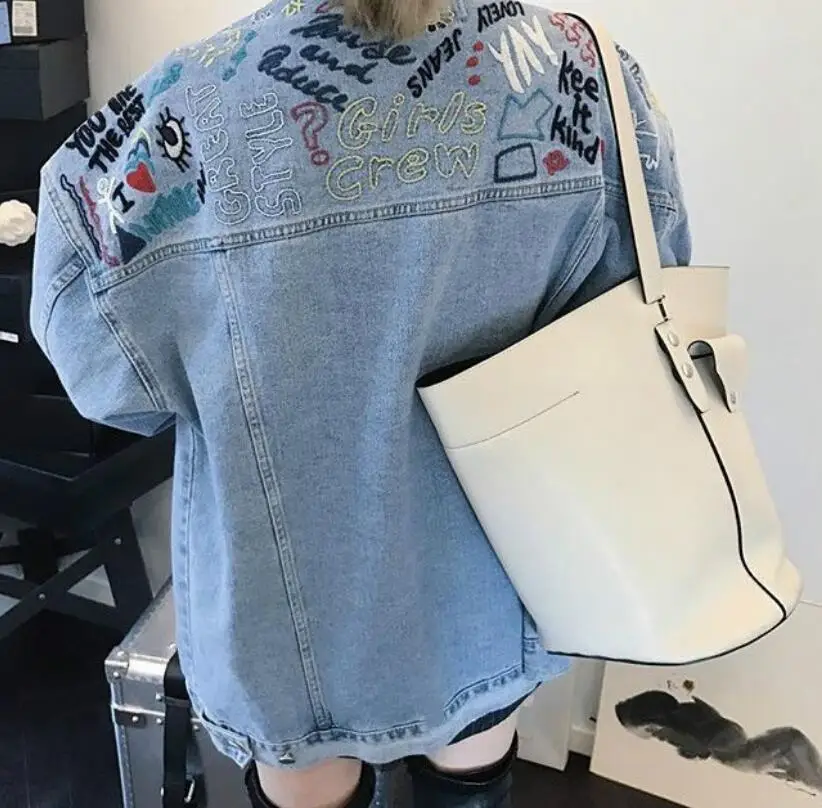 2021 New Versatile Loose Denim Jacket With Embroidered Graffiti Printing On The Back Free Shipping
2021 New Versatile Loose Denim Jacket With Embroidered Graffiti Printing On The Back Free Shipping