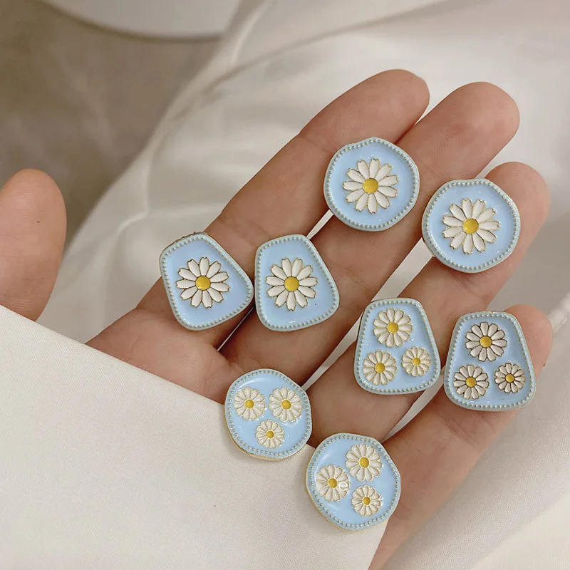 2021 New Trendy Blue Drip Glaze White Daisy Flower Geometric Round Metal Stud Earrings for Women Girls Cute Ear Jewelry Gifts
2021 New Trendy Blue Drip Glaze White Daisy Flower Geometric Round Metal Stud Earrings for Women Girls Cute Ear Jewelry Gifts
