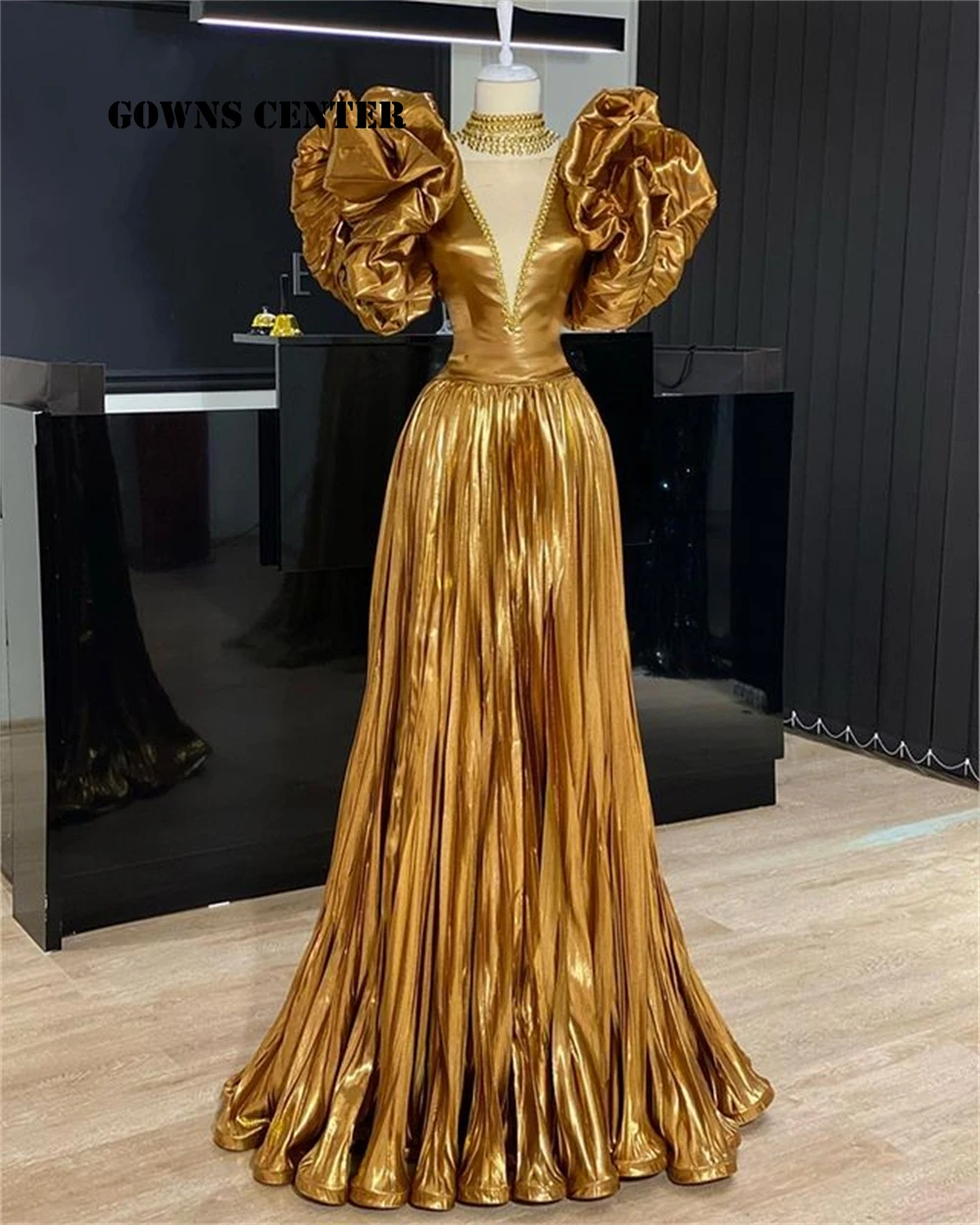 2021 Elegant Gold Ruffles V Neck A Line Evening Dresses Sparkly Beading Dinner Dress For Women
2021 Elegant Gold Ruffles V Neck A Line Evening Dresses Sparkly Beading Dinner Dress For Women