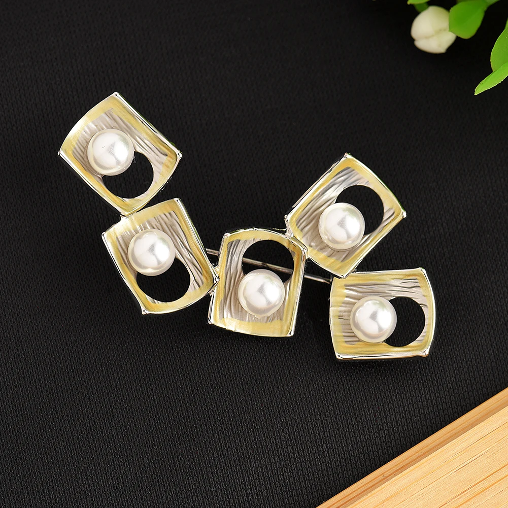 Fashion Pearl Pin Brooch Trend Gold Plated Geometric Copper Backpack Pin Lapel Jewelry Accessories Brooches Pins for Women Gifts
Fashion Pearl Pin Brooch Trend Gold Plated Geometric Copper Backpack Pin Lapel Jewelry Accessories Brooches Pins for Women Gifts