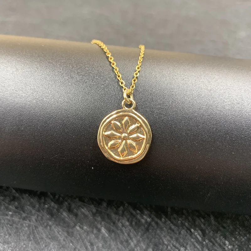 Steampunk Round Flower Pendant Clavicle Chain Retro Metal Geometric Engraving Pattern Choker Chain Necklace Accessories Gifts
Steampunk Round Flower Pendant Clavicle Chain Retro Metal Geometric Engraving Pattern Choker Chain Necklace Accessories Gifts