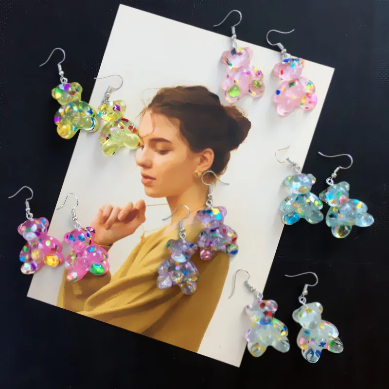 Новые модные милые разноцветные Мультяшные полимерные серьги-подвески в виде медведя для женщин и девушек простые Креативные украшения ак...
Новые модные милые разноцветные Мультяшные полимерные серьги-подвески в виде медведя для женщин и девушек простые Креативные украшения ак...