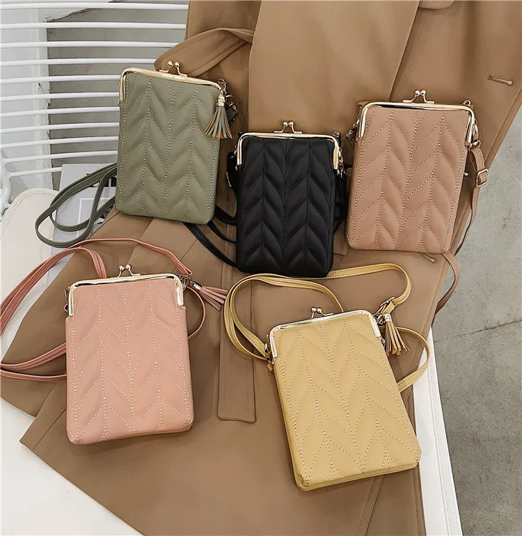 Simple PU Leather Small Square Bag Crossbody Handbags 2021 Fashion Women Solid Tassel Decor Casual Cellphone Shoulder Purse Bags
Simple PU Leather Small Square Bag Crossbody Handbags 2021 Fashion Women Solid Tassel Decor Casual Cellphone Shoulder Purse Bags