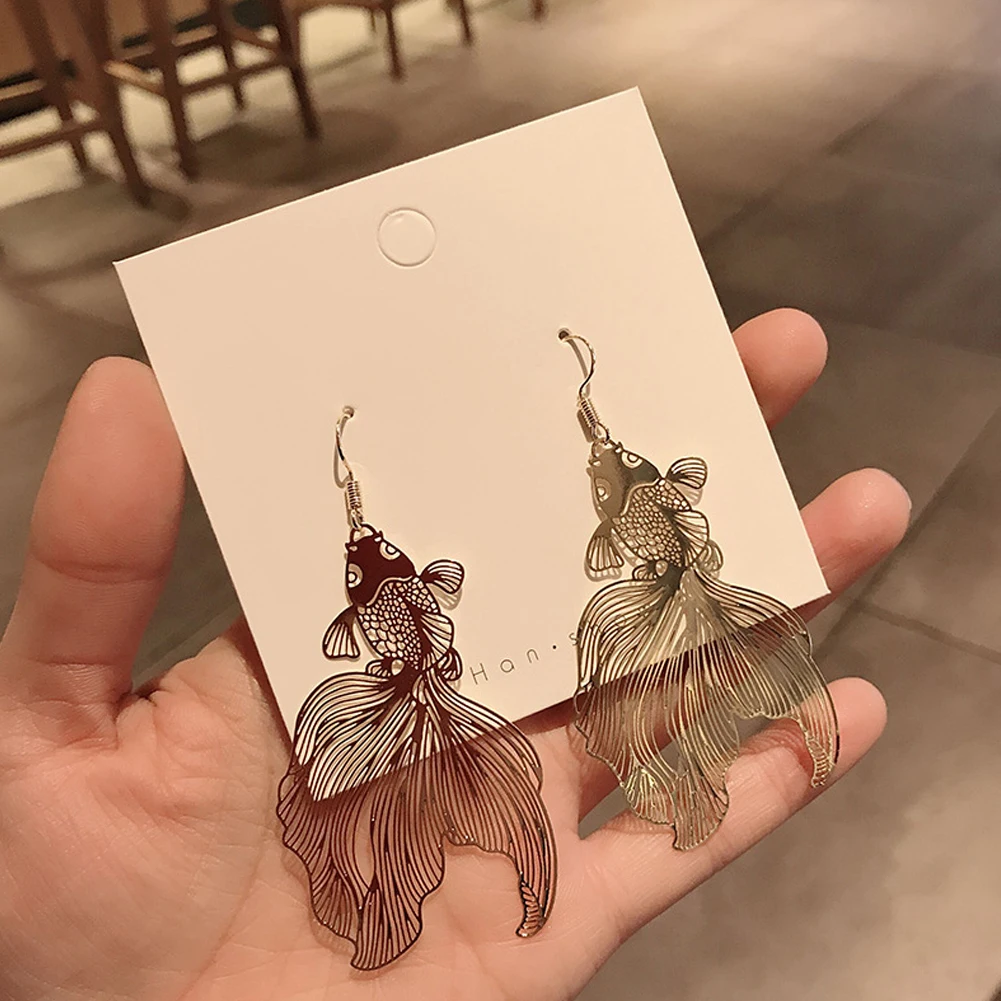Fashion Koi Earrings Personality Metal Piece Pendant Earrings Hollow Big Earrings for Women Gift Jewelry Fish Earrings 2021
Fashion Koi Earrings Personality Metal Piece Pendant Earrings Hollow Big Earrings for Women Gift Jewelry Fish Earrings 2021