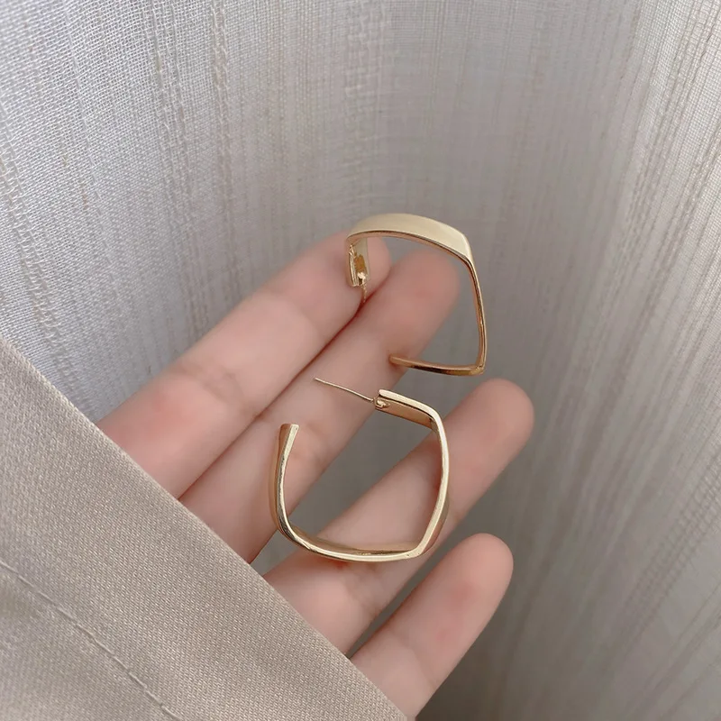 2021 New Retro Simple Earrings for Women High-end Earrings Geometric Metal Square Earrings Personality Niche Temperament Jewelry
2021 New Retro Simple Earrings for Women High-end Earrings Geometric Metal Square Earrings Personality Niche Temperament Jewelry