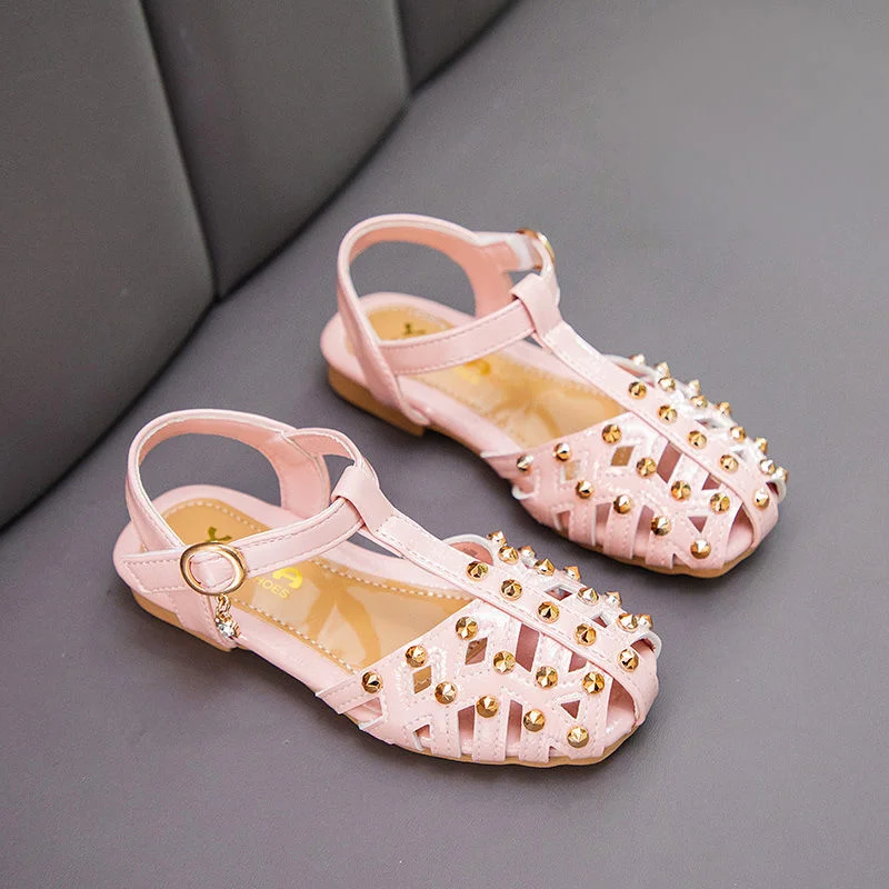 2021 New Summer Girl's Sandals Korean Girl's Princess Shoes Hollow Out Breathable Baotou Fashion Rivet Sandals 
2021 New Summer Girl's Sandals Korean Girl's Princess Shoes Hollow Out Breathable Baotou Fashion Rivet Sandals