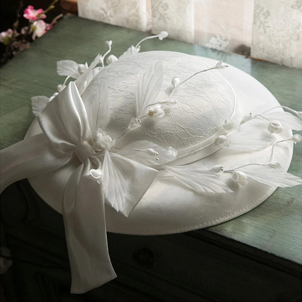 FS 2021 White Flower Large Bowknot Dome Hat Fedoras Caps Big Brim Hats For Women Satin Weave Church Hats Lady Derby Cloche Cap
FS 2021 White Flower Large Bowknot Dome Hat Fedoras Caps Big Brim Hats For Women Satin Weave Church Hats Lady Derby Cloche Cap