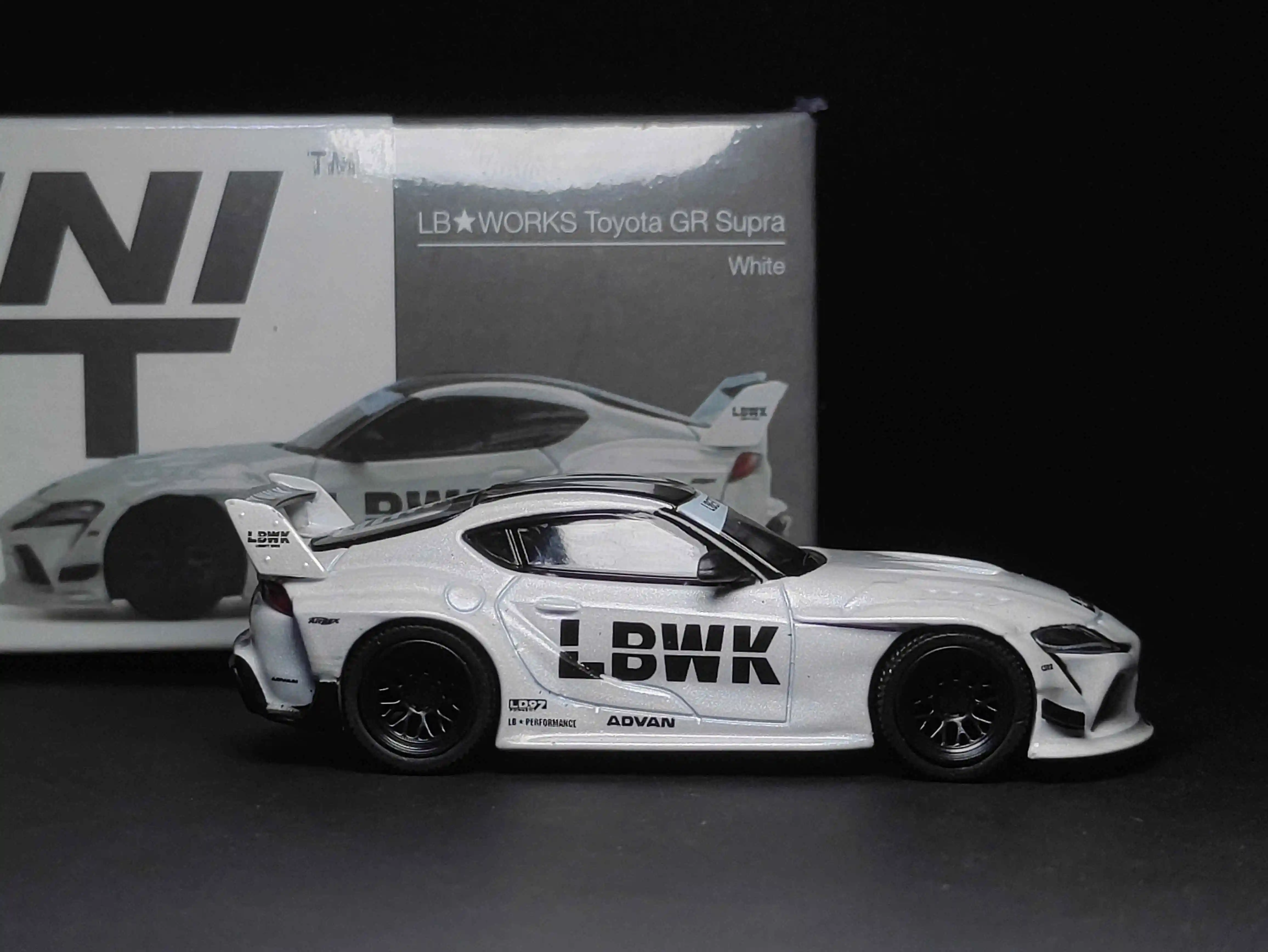 Лимитированная модель автомобиля HeyToys Mini GT 1/64, 235 фунтов, работает с Toyota GR Supra
Лимитированная модель автомобиля HeyToys Mini GT 1/64, 235 фунтов, работает с Toyota GR Supra
