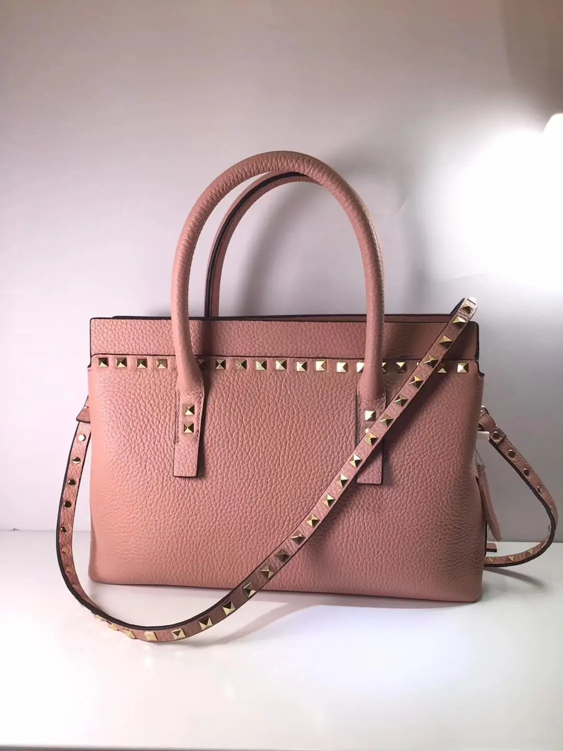 free shipping 2020 the new style fashion and gold rivet genuine cow leather women handbag one shoulder bag crossbody bag 3color 
free shipping 2020 the new style fashion and gold rivet genuine cow leather women handbag one shoulder bag crossbody bag 3color