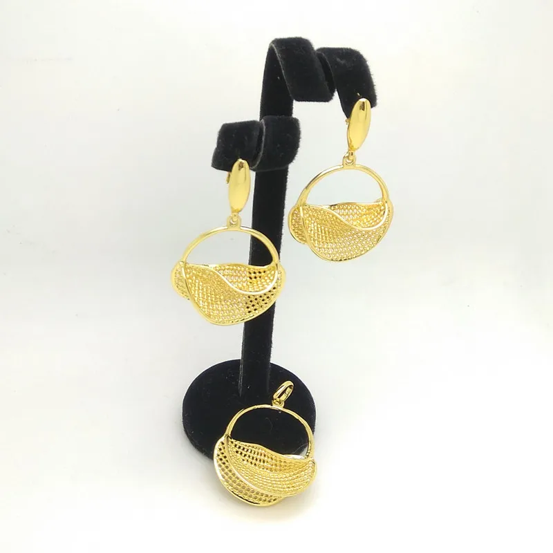 2021 New Gold Color Pendant Earrings For Women Charm Drop Earrings Party Nigerian Woman Wedding African Beads Jewelry Sets
2021 New Gold Color Pendant Earrings For Women Charm Drop Earrings Party Nigerian Woman Wedding African Beads Jewelry Sets