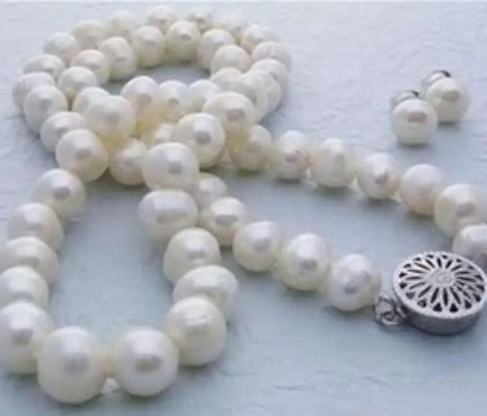 Ожерелье и серьги из белого жемчуга
Ожерелье и серьги из белого жемчуга