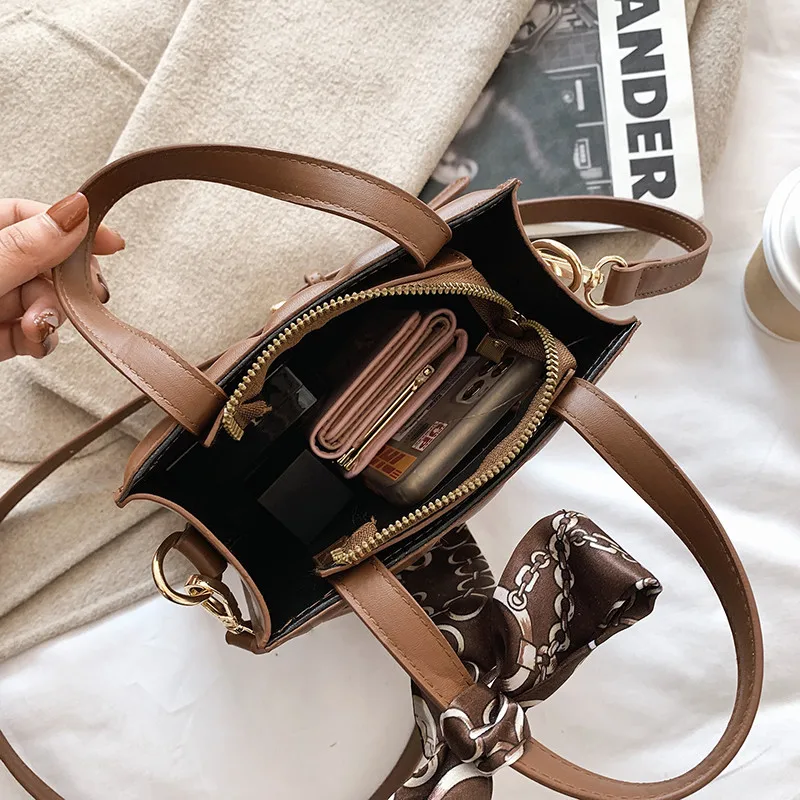 Fashion Female Plaid Tote Bags 2021 New Trend Luxury Brand Pu Leather Shoulder Handbag Women Small Square Scarves Crossbody Bag
Fashion Female Plaid Tote Bags 2021 New Trend Luxury Brand Pu Leather Shoulder Handbag Women Small Square Scarves Crossbody Bag