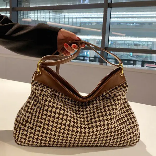 Нейлоновые тканевые сумки для женщин 2021, дизайнерская сумка-шоппер, повседневная клетчатая сумка-тоут на плечо темных цветов 
Нейлоновые тканевые сумки для женщин 2021, дизайнерская сумка-шоппер, повседневная клетчатая сумка-тоут на плечо темных цветов