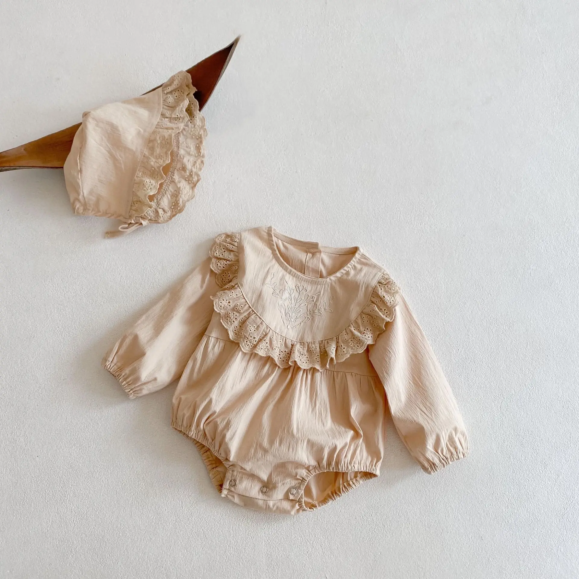 Baby Girls Embroidered Lace Collar Romper + Hats Long Sleeve One-piece Triangle Khat Climbing Cute Newborn 0-3 Years Jumpsuits
Baby Girls Embroidered Lace Collar Romper + Hats Long Sleeve One-piece Triangle Khat Climbing Cute Newborn 0-3 Years Jumpsuits