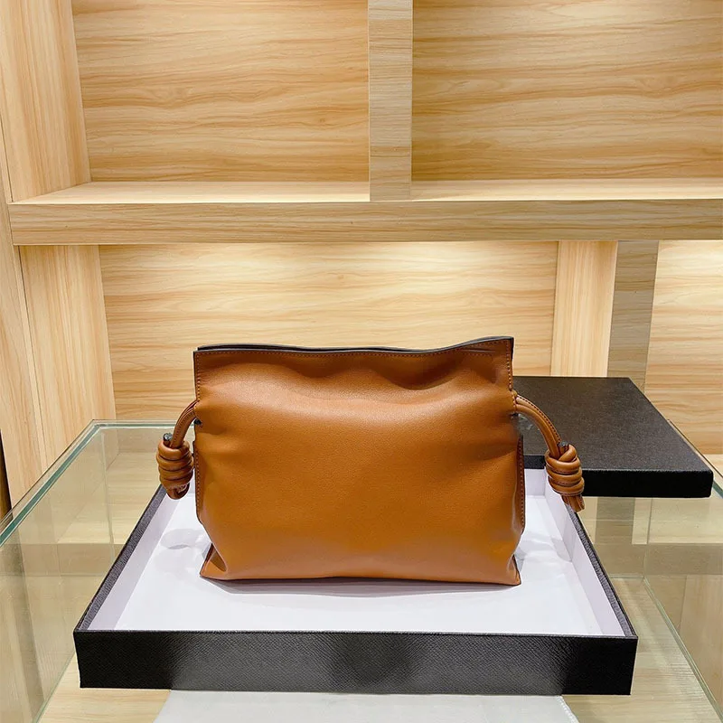 2022 Women Genuine Leather Bag Calfskin Bucket Bag Pure Color Luxury Designer Real Leather Shoulder Bag For Lady Simple Fashion
2022 Women Genuine Leather Bag Calfskin Bucket Bag Pure Color Luxury Designer Real Leather Shoulder Bag For Lady Simple Fashion