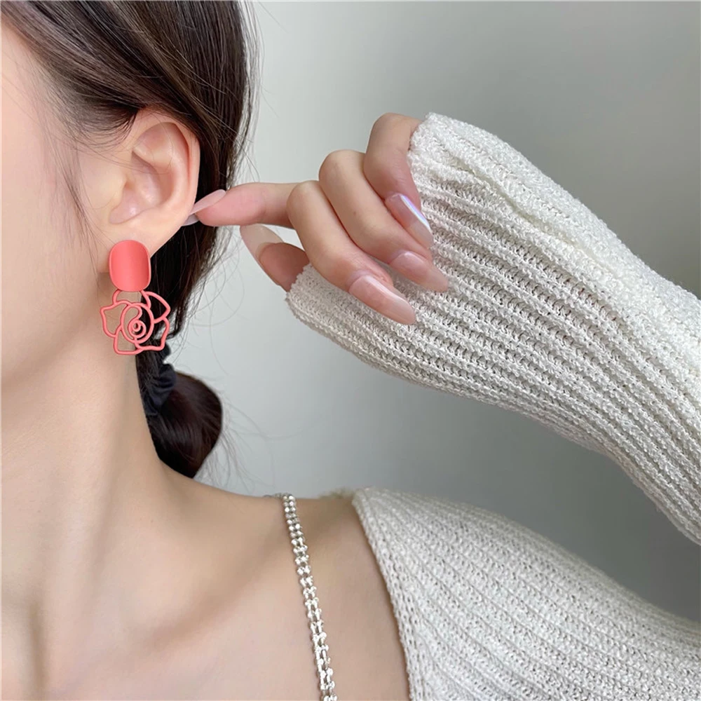 2021 New South Korean Restoring Ancient Ways Is Hollow-Out The Rose Earrings Contracted Sexy Ladies Jewelry
2021 New South Korean Restoring Ancient Ways Is Hollow-Out The Rose Earrings Contracted Sexy Ladies Jewelry
