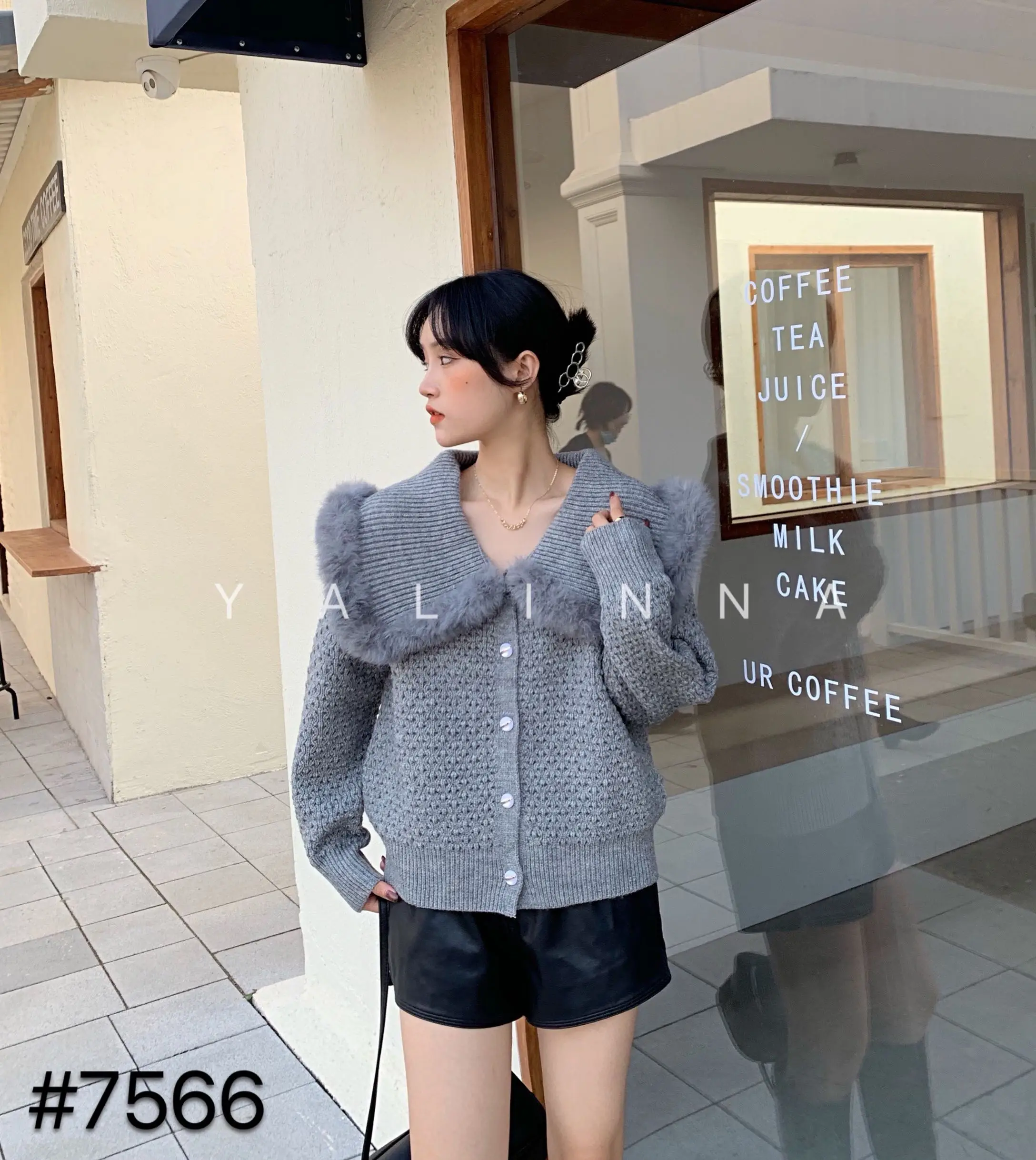 "Women 's sweater fashion big lapel rabbit fur trim single - breasted knitted cardigan 2020 winter new Women' s sweater 
"Women 's sweater fashion big lapel rabbit fur trim single - breasted knitted cardigan 2020 winter new Women' s sweater