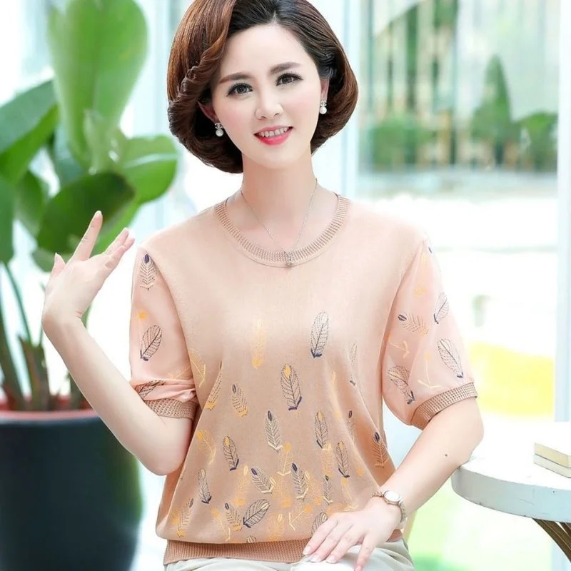 2021 fashion new spring and summer short-sleeved loose women's thin t-shirt knitted ice silk temperament casual top
2021 fashion new spring and summer short-sleeved loose women's thin t-shirt knitted ice silk temperament casual top