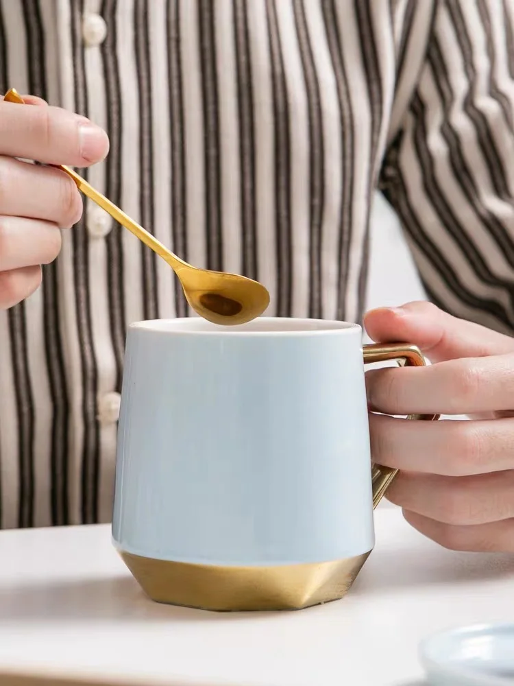 Ceramics Coffee Cup European Coffee Mug Originality Bone China Blackish Tea Teacup Office Light Luxuries Tazas Copos
Ceramics Coffee Cup European Coffee Mug Originality Bone China Blackish Tea Teacup Office Light Luxuries Tazas Copos