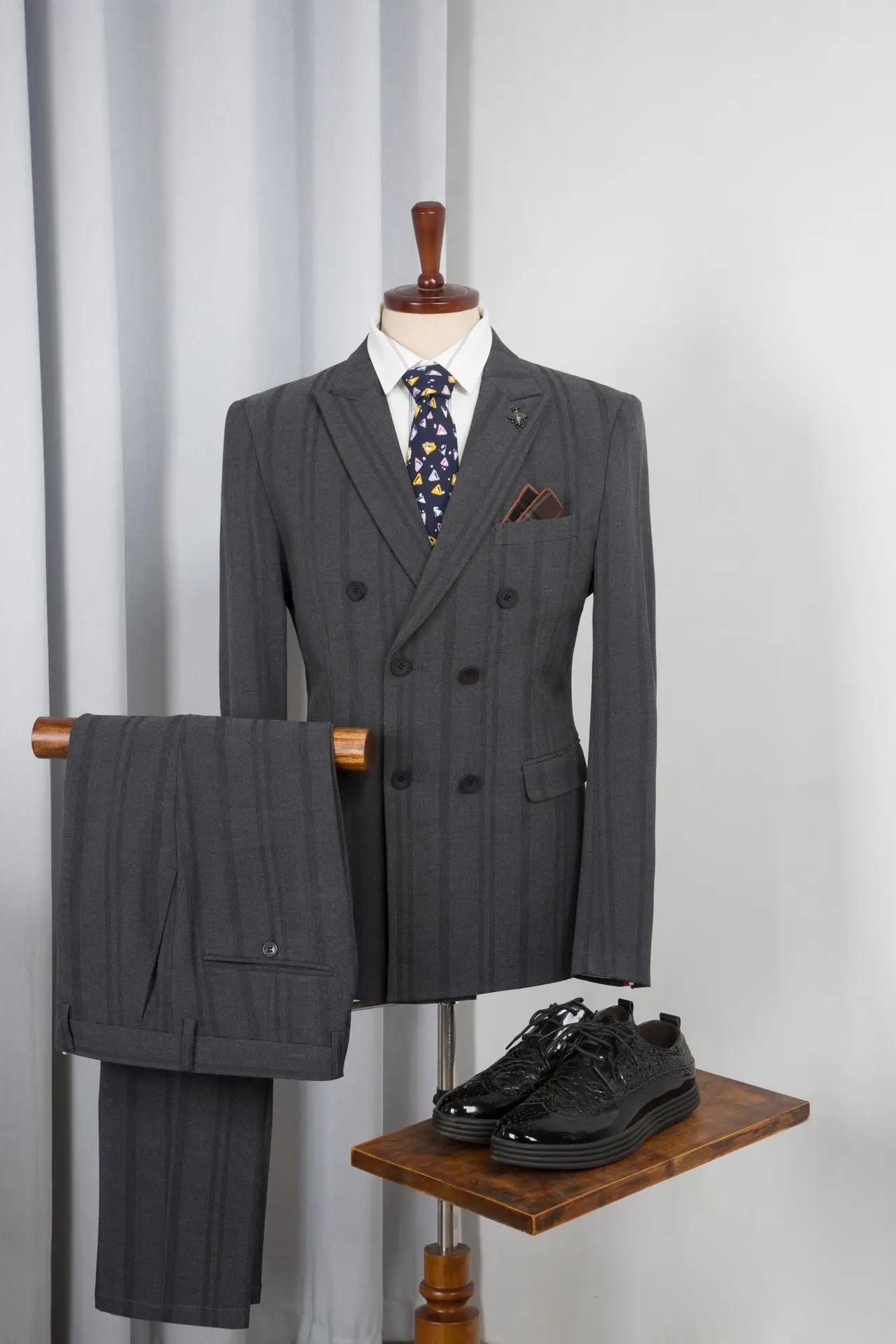 Mens 3 Pieces Suits Double Breasted Jacket Smart Wedding Formal Suits Luxury Fashion Striped Slim Wedding Suits for Men Tuxedos 
Mens 3 Pieces Suits Double Breasted Jacket Smart Wedding Formal Suits Luxury Fashion Striped Slim Wedding Suits for Men Tuxedos