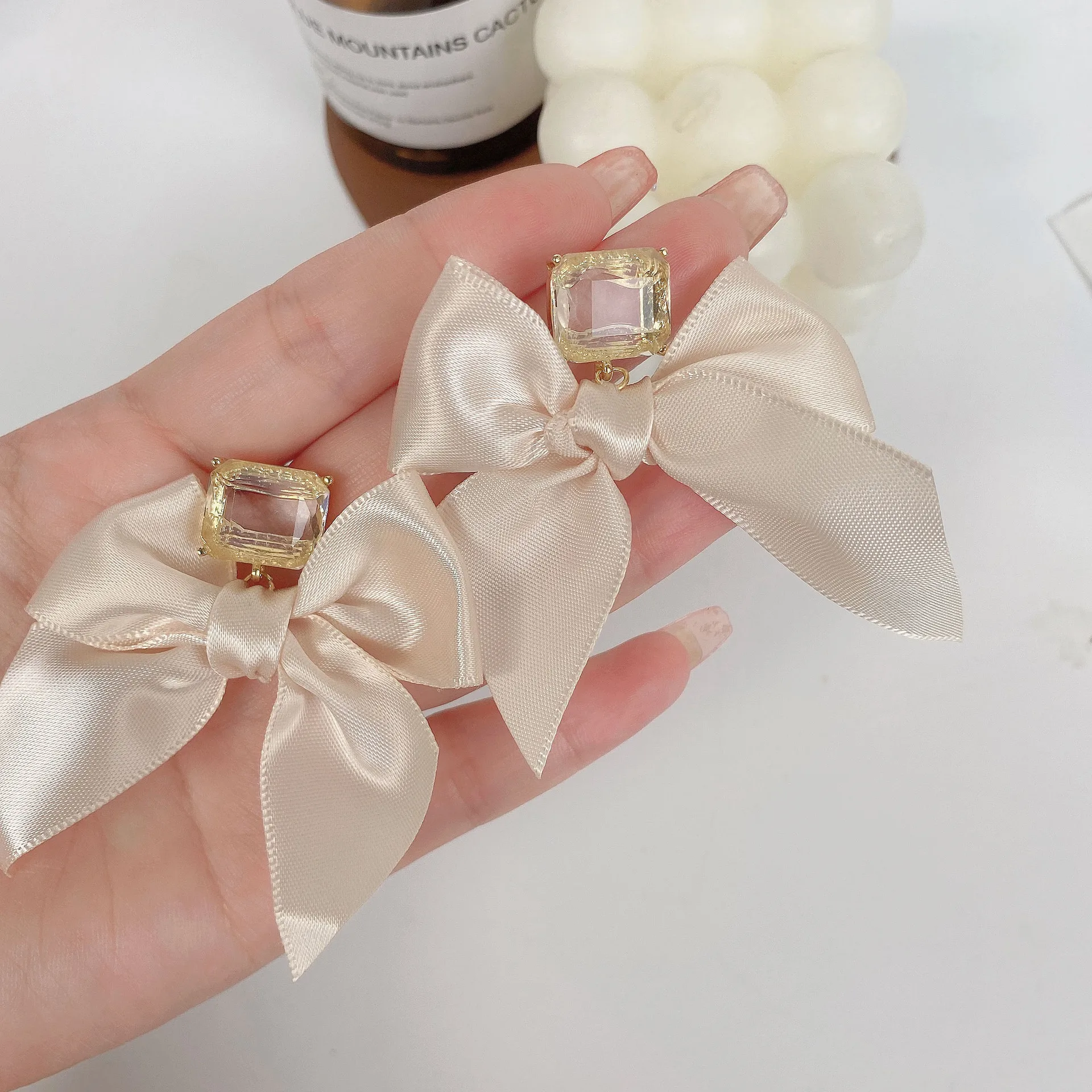 2021 New Jewelry Korean Sweet Black White Bowknot Women Earrings Sweet Fabric Lace Bow Fashion Drop Earrings Jewelry Gift
2021 New Jewelry Korean Sweet Black White Bowknot Women Earrings Sweet Fabric Lace Bow Fashion Drop Earrings Jewelry Gift