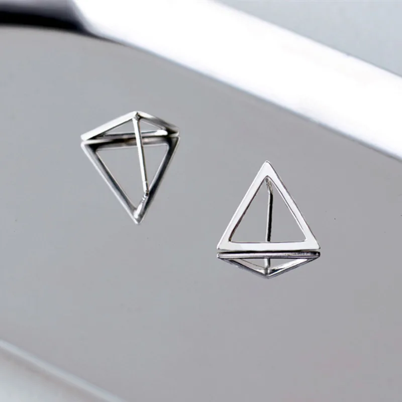 Korean Style Elegant and Sweet Hollow Geometric Triangle Stud Earrings for Men and Women Simple and Exquisite Glossy Ear Jewelry
Korean Style Elegant and Sweet Hollow Geometric Triangle Stud Earrings for Men and Women Simple and Exquisite Glossy Ear Jewelry
