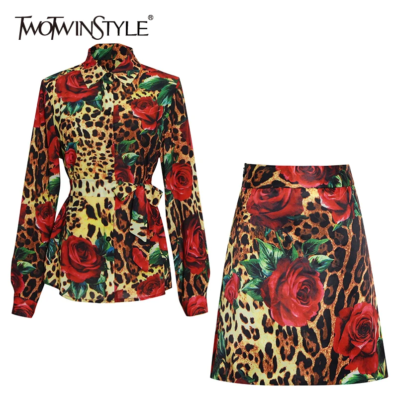 TWOTWINSTYLE Floral Two Piece Set For Women Colorblock Lapel Long Sleeve Top High Waist Mini Skirt Vintage Suit Female 2021 New
TWOTWINSTYLE Floral Two Piece Set For Women Colorblock Lapel Long Sleeve Top High Waist Mini Skirt Vintage Suit Female 2021 New