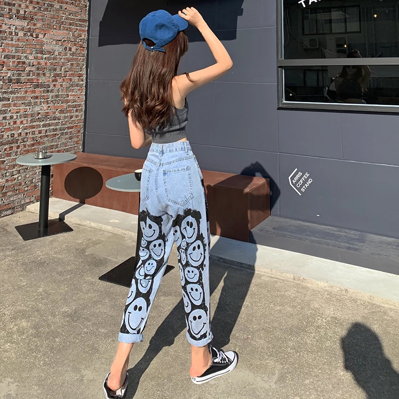 S-5XL Fashion Smiley Graffiti Print Jeans Female Streetwear Loose High Waist Women Jeans Plus Size Casual Denim Harem Pants 2021
S-5XL Fashion Smiley Graffiti Print Jeans Female Streetwear Loose High Waist Women Jeans Plus Size Casual Denim Harem Pants 2021