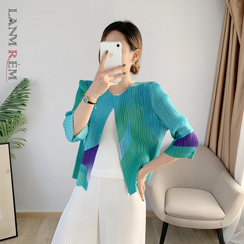 LANMREM Pleated Printed Three Quarter Sleeves Jacket Women 2022 Autumn Cardigan Thin Short Coat Female Vintage Outwear 2D6042
LANMREM Pleated Printed Three Quarter Sleeves Jacket Women 2022 Autumn Cardigan Thin Short Coat Female Vintage Outwear 2D6042