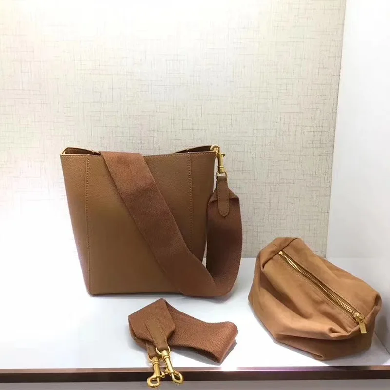 2021 Luxury Wide Shoulder Strap Shoulder Messenger Bag Women Bucket Bag Fashion All-match Large-capacity Genuine Leather Handbag
2021 Luxury Wide Shoulder Strap Shoulder Messenger Bag Women Bucket Bag Fashion All-match Large-capacity Genuine Leather Handbag