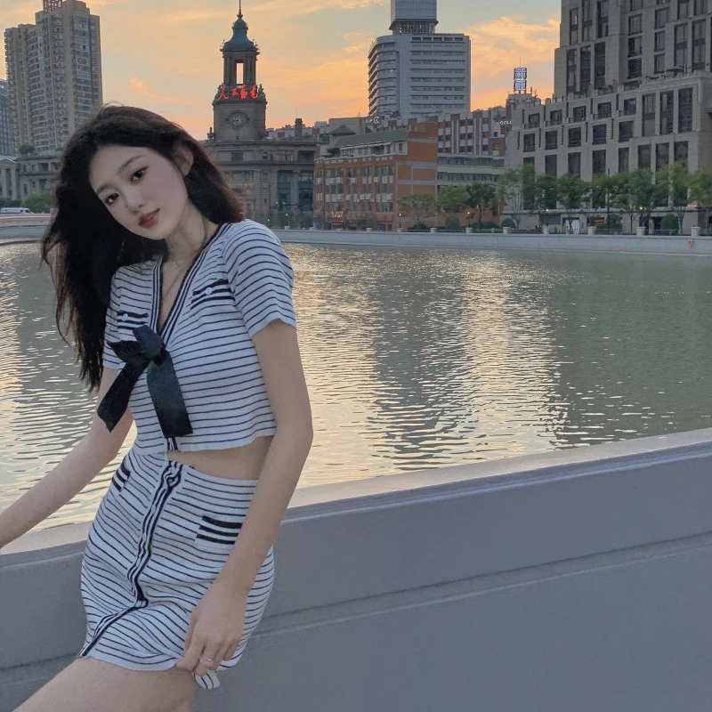 Striped 2 Piece Set Women Fashion Streetwear Short Sleeve Knit Pullover Crop Top + Bodycon Skirt Suits M369
Striped 2 Piece Set Women Fashion Streetwear Short Sleeve Knit Pullover Crop Top + Bodycon Skirt Suits M369