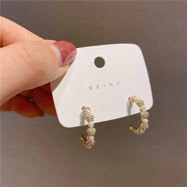 925 Silver Needle Korea Dongdamen Micro Inlaid Zircon Pearl C-shaped Earrings Temperament Geometric Circle Simple Earri
925 Silver Needle Korea Dongdamen Micro Inlaid Zircon Pearl C-shaped Earrings Temperament Geometric Circle Simple Earri