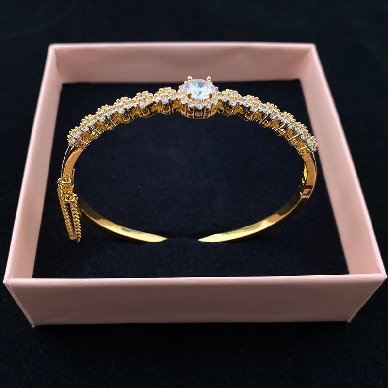 Celin Lock Bracelet for Women K-gold Jewelry Inlay Zircon Charm Gold Plated Korean Fashion Accessories
Celin Lock Bracelet for Women K-gold Jewelry Inlay Zircon Charm Gold Plated Korean Fashion Accessories