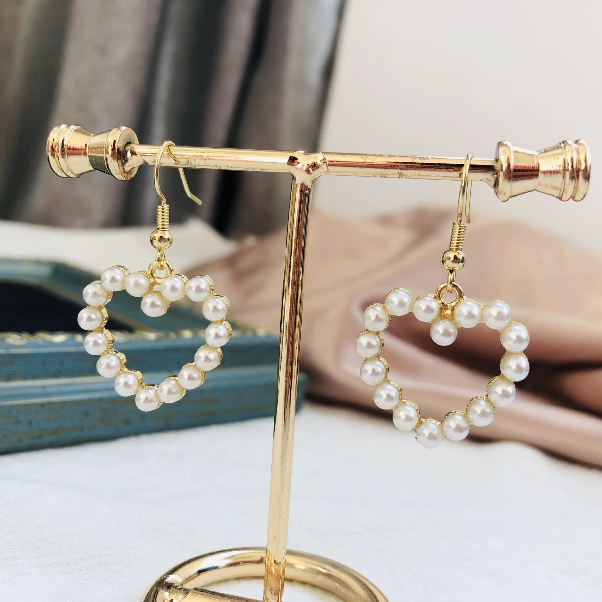 Soft cute retro geometric heart love heart-shaped pearl earrings earrings simple temperament earrings jewelry female gift wholes
Soft cute retro geometric heart love heart-shaped pearl earrings earrings simple temperament earrings jewelry female gift wholes