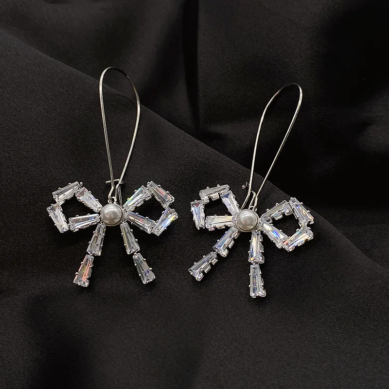 Женские серьги-подвески с фианитами ALLNEWME, Серебристые Длинные серьги из металлического сплава
Женские серьги-подвески с фианитами ALLNEWME, Серебристые Длинные серьги из металлического сплава