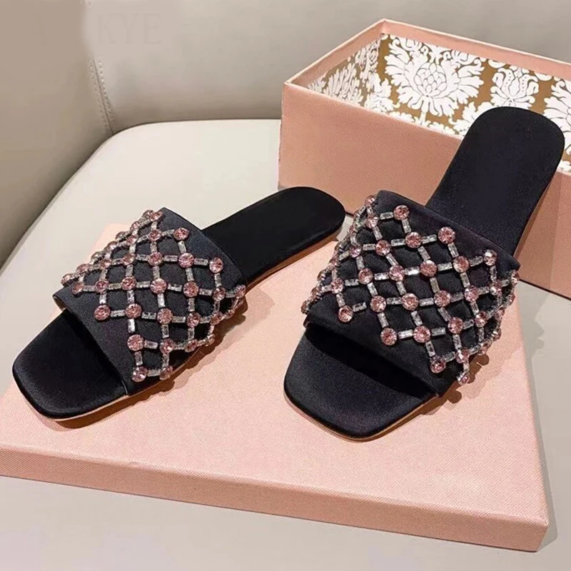 2021 crystal thick-heeled satin high-heeled mules with square toe open toe casual fashion catwalk women's flat sandals slippers
2021 crystal thick-heeled satin high-heeled mules with square toe open toe casual fashion catwalk women's flat sandals slippers