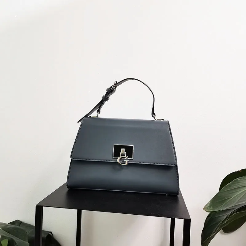 2021 New South American small square bag oblique handbag G-word lock large-capacity one-shoulder bag purses and handbags
2021 New South American small square bag oblique handbag G-word lock large-capacity one-shoulder bag purses and handbags