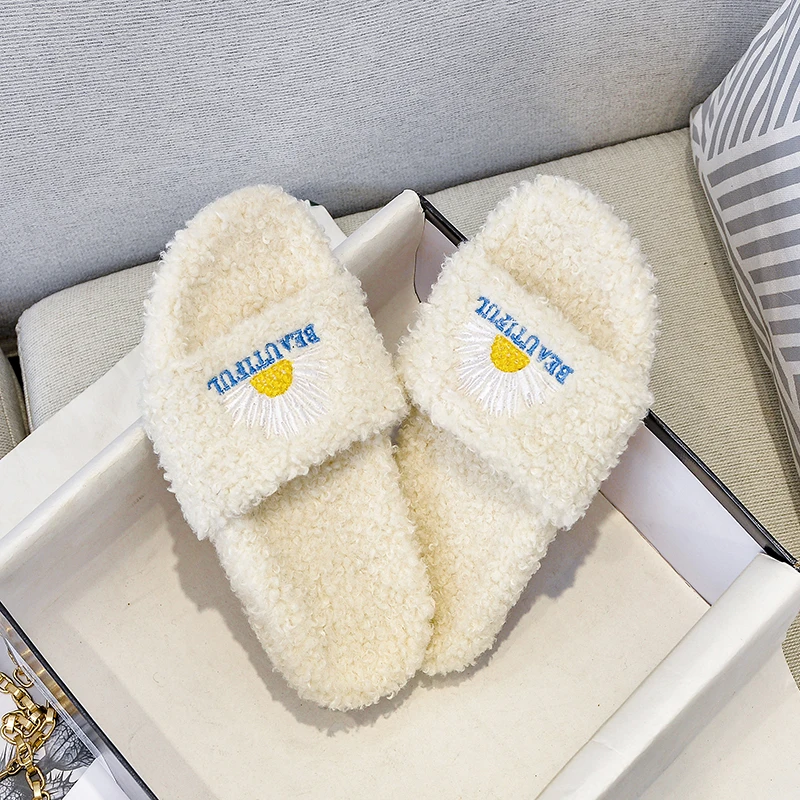 Winter 2021 Warm women's shoes design plush embroidered outer wear and indoor flat slippers large size 41-42 free shipping
Winter 2021 Warm women's shoes design plush embroidered outer wear and indoor flat slippers large size 41-42 free shipping