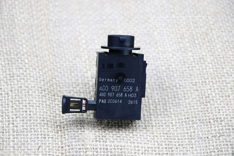 1pcs External temperature sensor Ambient air temperature sensor for Chinese AUDI A4 Q5 A6L A7 Auto car motor parts
1pcs External temperature sensor Ambient air temperature sensor for Chinese AUDI A4 Q5 A6L A7 Auto car motor parts