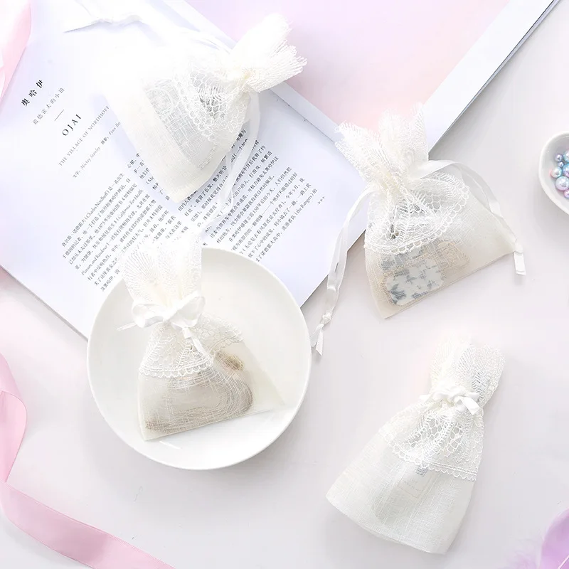 20pcs White Packaging Feather Lace Jewelry Gift Bag Candy Dragees Drawstring Bag Wedding Gift for Guests Bonbonniere Container
20pcs White Packaging Feather Lace Jewelry Gift Bag Candy Dragees Drawstring Bag Wedding Gift for Guests Bonbonniere Container