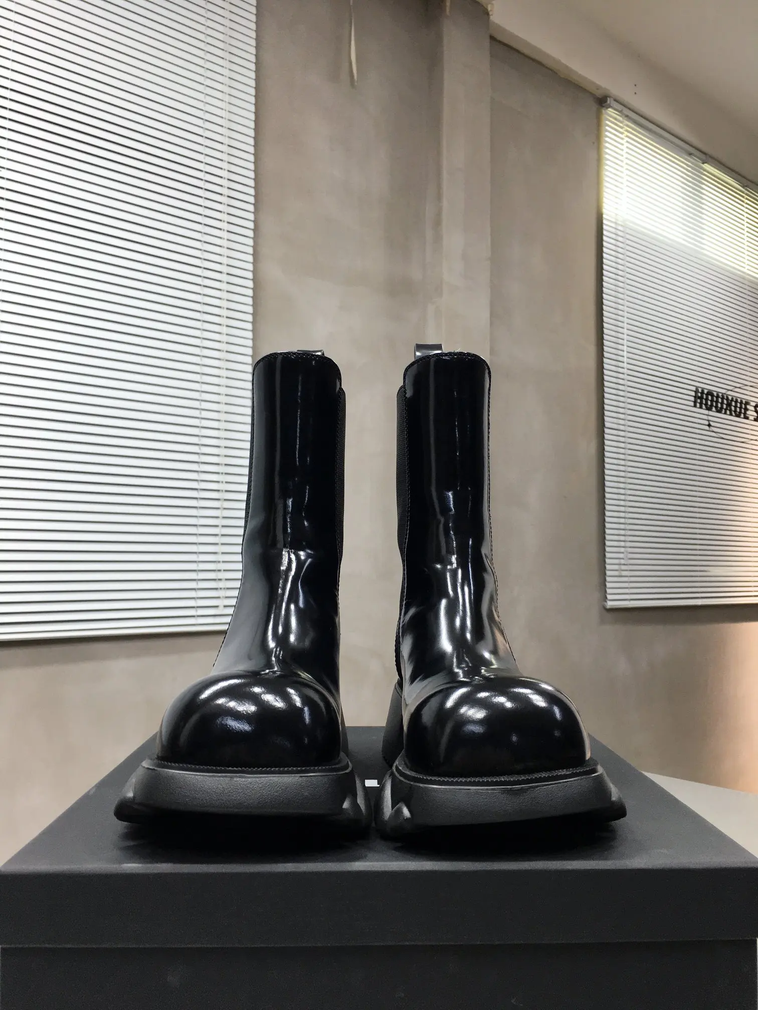 New Dragon-Tooth Round Cowhide Shoes S508-5 With High Heels For Women Autumn/Winter 2021 Are Non-Sip and Wear Resistant
New Dragon-Tooth Round Cowhide Shoes S508-5 With High Heels For Women Autumn/Winter 2021 Are Non-Sip and Wear Resistant
