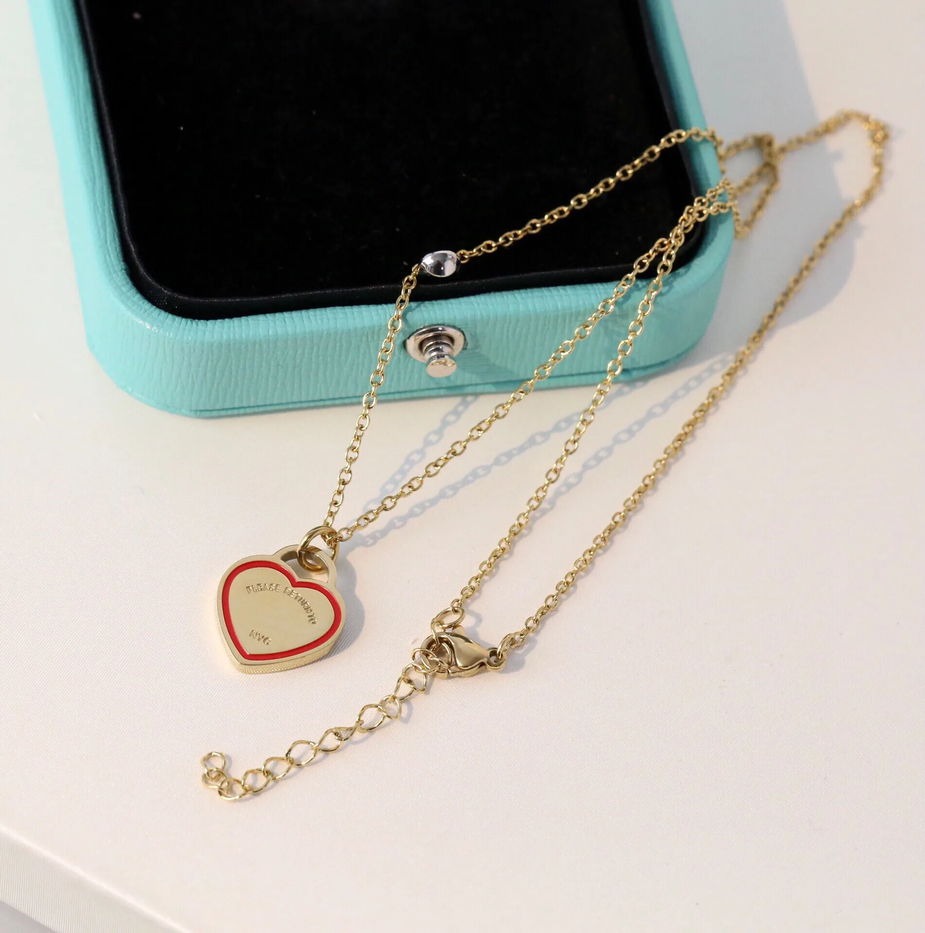 S925 pure silver romantic heart-shaped pink blue enamel letter necklace pendant O capacity of heart-shaped enamel pendant
S925 pure silver romantic heart-shaped pink blue enamel letter necklace pendant O capacity of heart-shaped enamel pendant